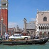 Der Künstler Luzius Ziermann schippert mit seinem Jaguar E-Type über den Canale Grande in Venedig - während der Fahrt wird er bemalt
